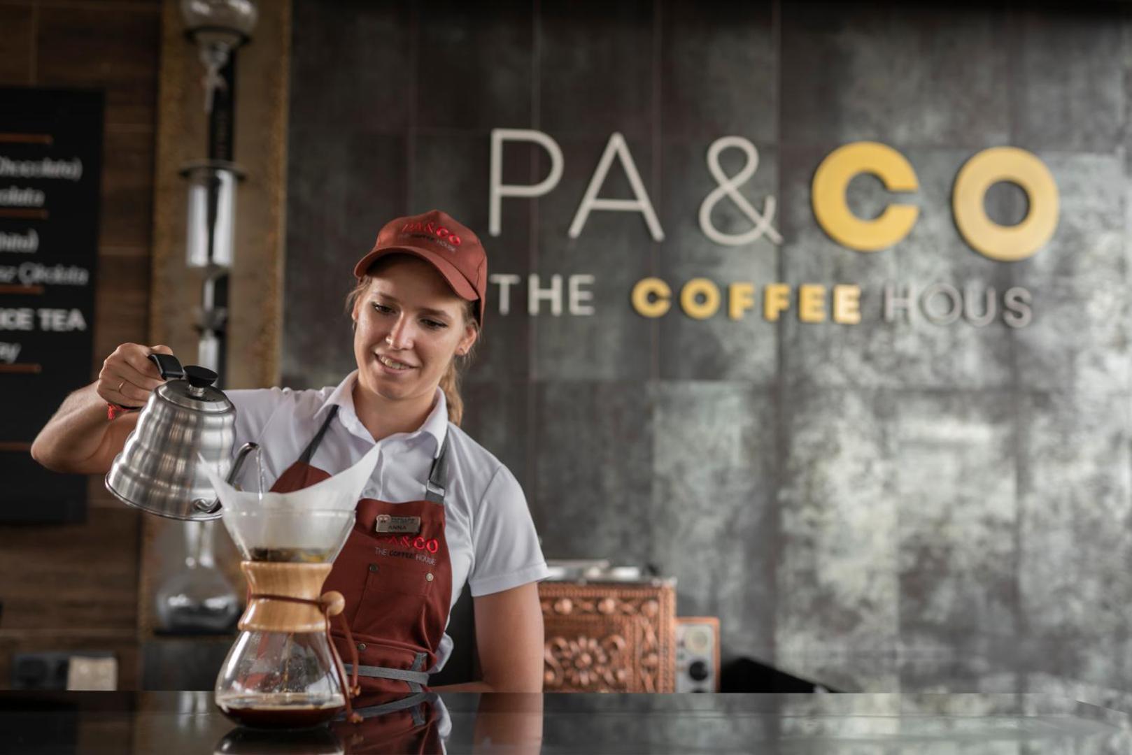 Papillon Zeugma Relaxury kafejnīcas PA & CO bārista gatavo filtrētu kafiju modernā interjerā Belekas kūrortā