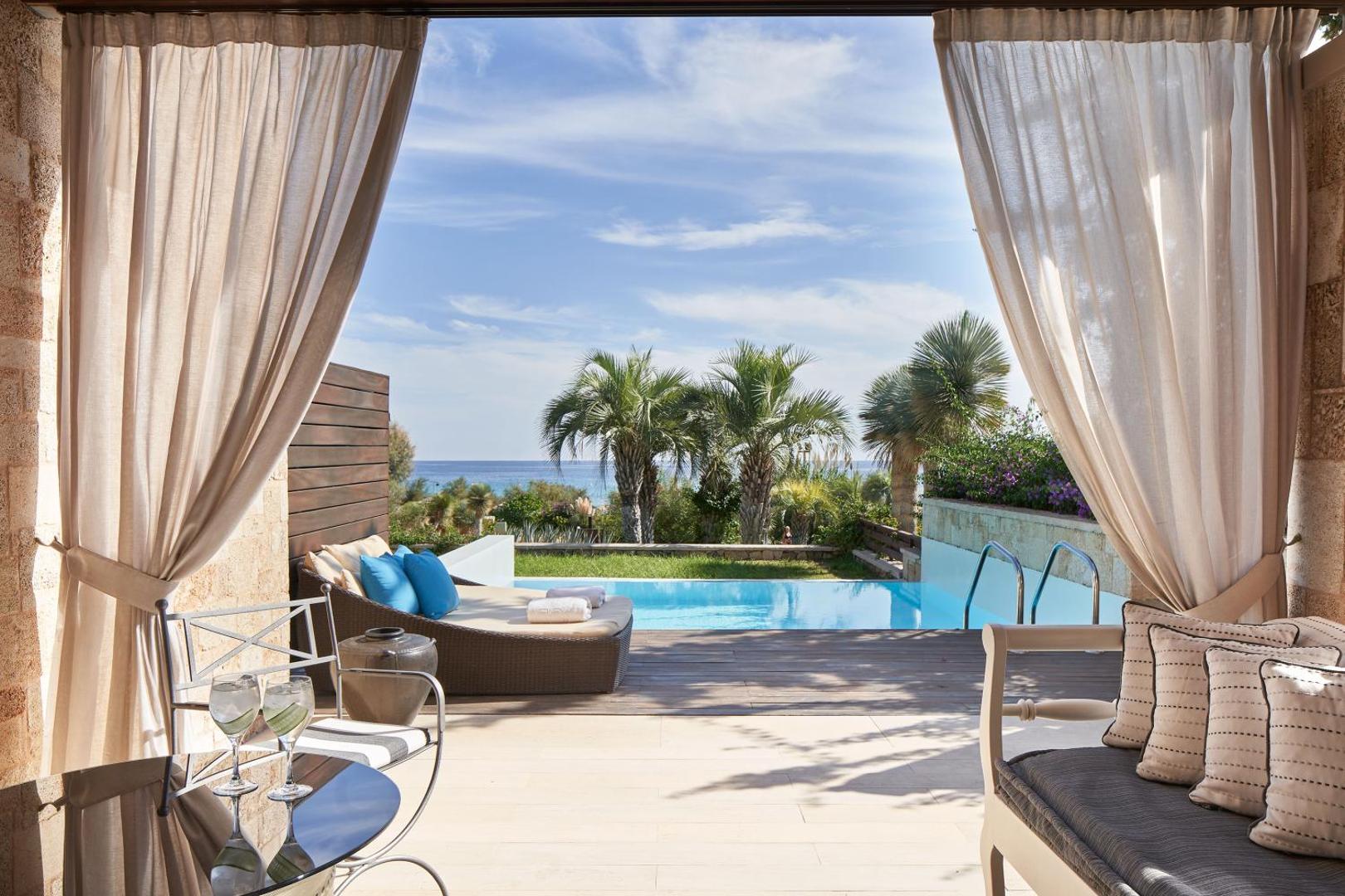 Aquagrand Exclusive Deluxe Resort numurs ar tiešu piekļuvi baseinam Lindosā, Rodas salā — terase ar atpūtas krēslu un skatu uz jūru