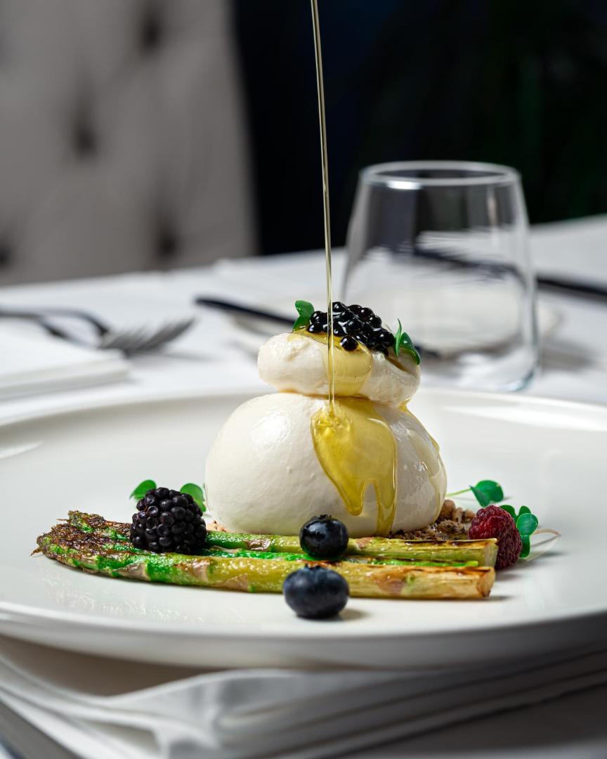 Gourmet deserts ar burratu, ogām un medu California by Aycon restorānā — augstas klases kulinārijas māksla un servēšana