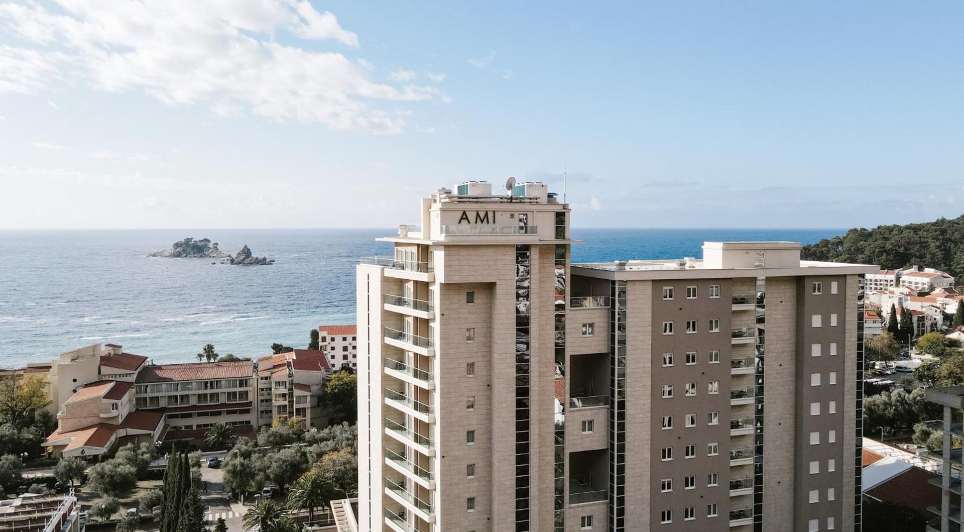 Panorāmas skats uz Hotel Ami Budva Petrovac jumtu un Adrijas jūru ar nelielu salu fonā Petrovacā