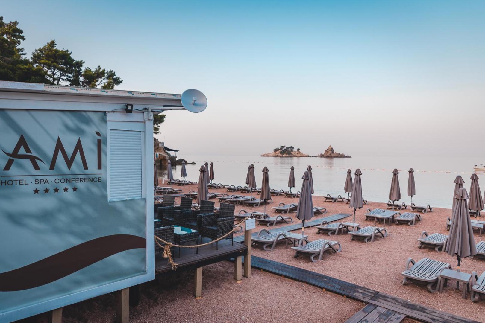 Hotel Ami Budva Petrovac 5* viesnīcas pludmales zona ar norādi uz spa un konferenču pakalpojumiem pie pašas Adrijas jūras.