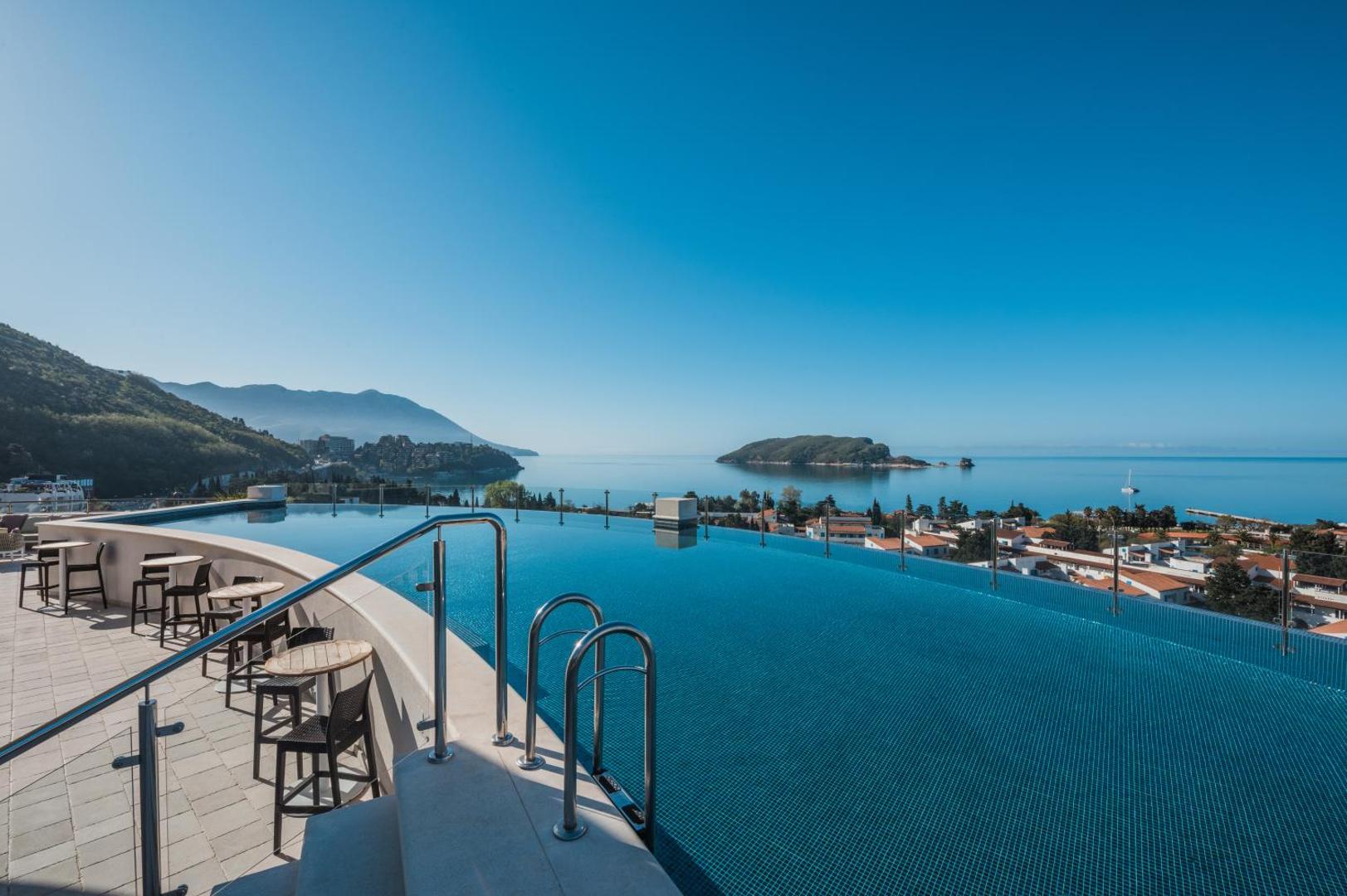 Iberostar Waves Slavija jumta terase ar bezmalas baseinu, atpūtas galdiņiem un krēsliem ar skatu uz Adrijas jūru