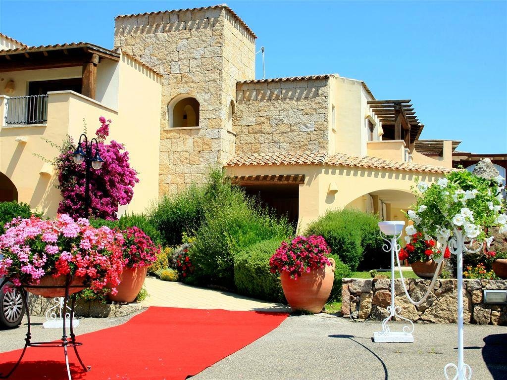 Baia del Porto viesnīca ar akmens arhitektūru un ziedu dekorācijām.