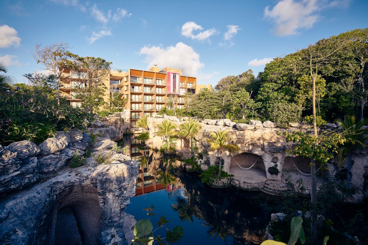 Xcaret Mexico viesnīca pie dabas baseina un klinšu veidojumiem