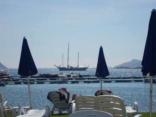 San Paolo viesnīcas pludmales skats ar buru laivu.