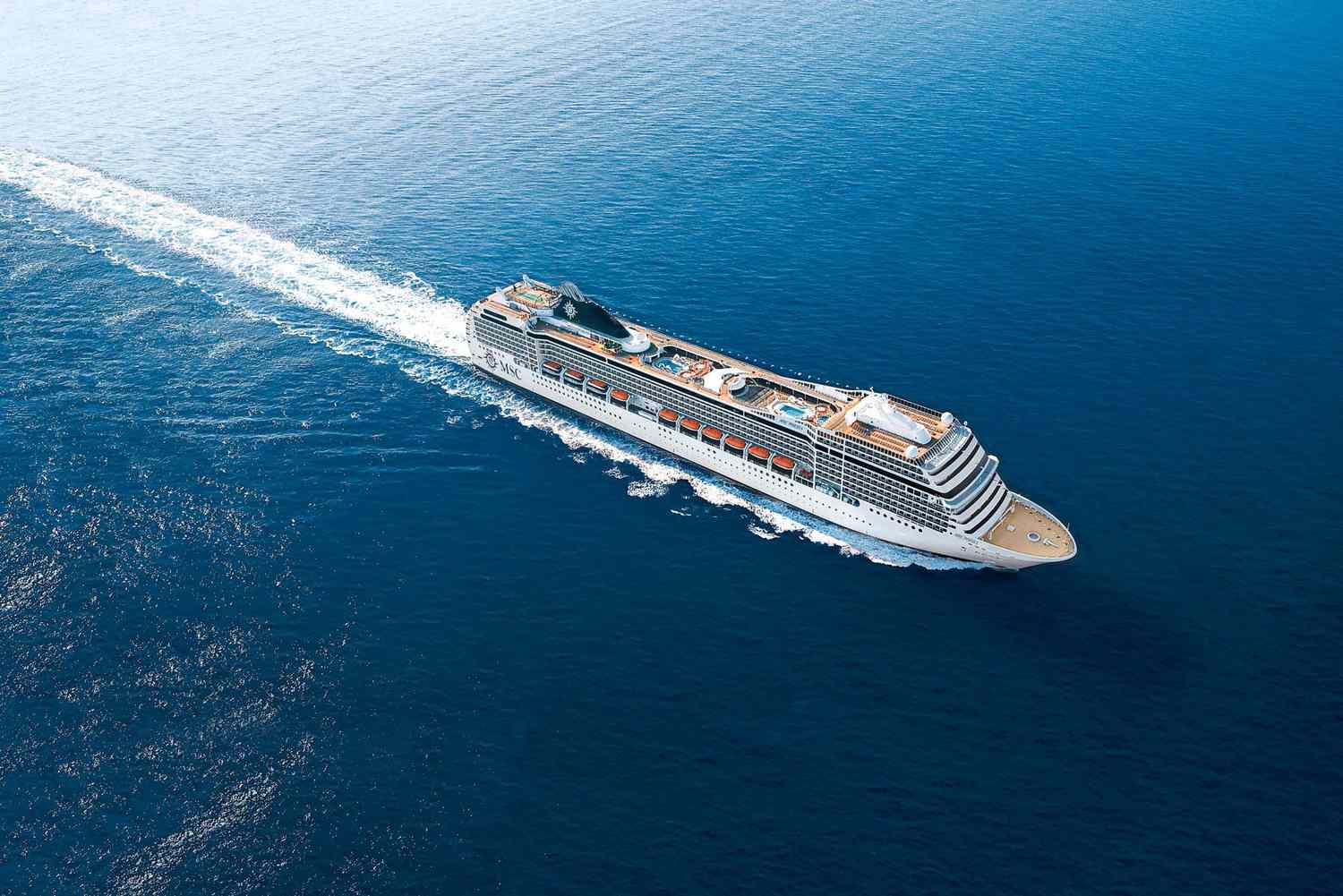 MSC World Europa kruīza kuģis - elegants skats no augšas Vanilla Travel kruīzā