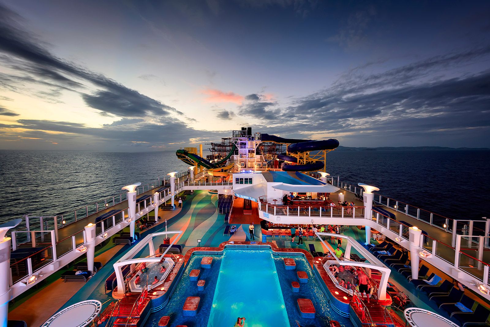 Norwegian Jade klāja baseins – saulriets ar ūdens slidām Vanilla Travel kruīzā