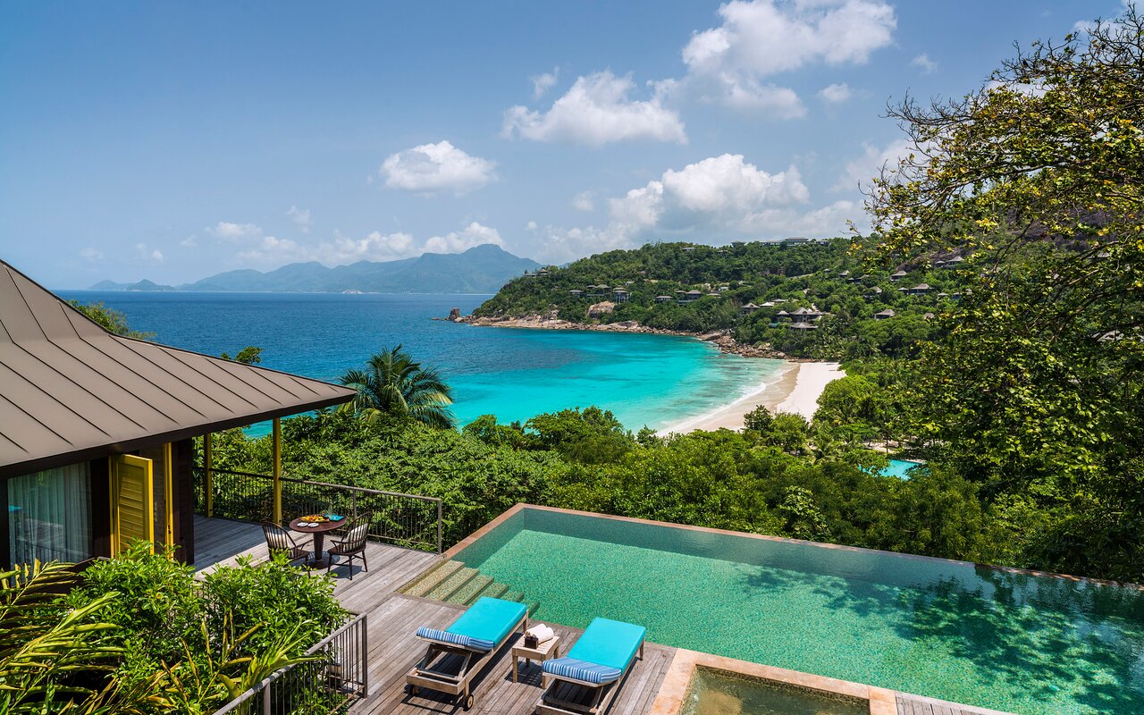 Four Seasons Resort Seychelles privāta villa ar bezgalības baseinu un skatu uz tropisko piekrasti