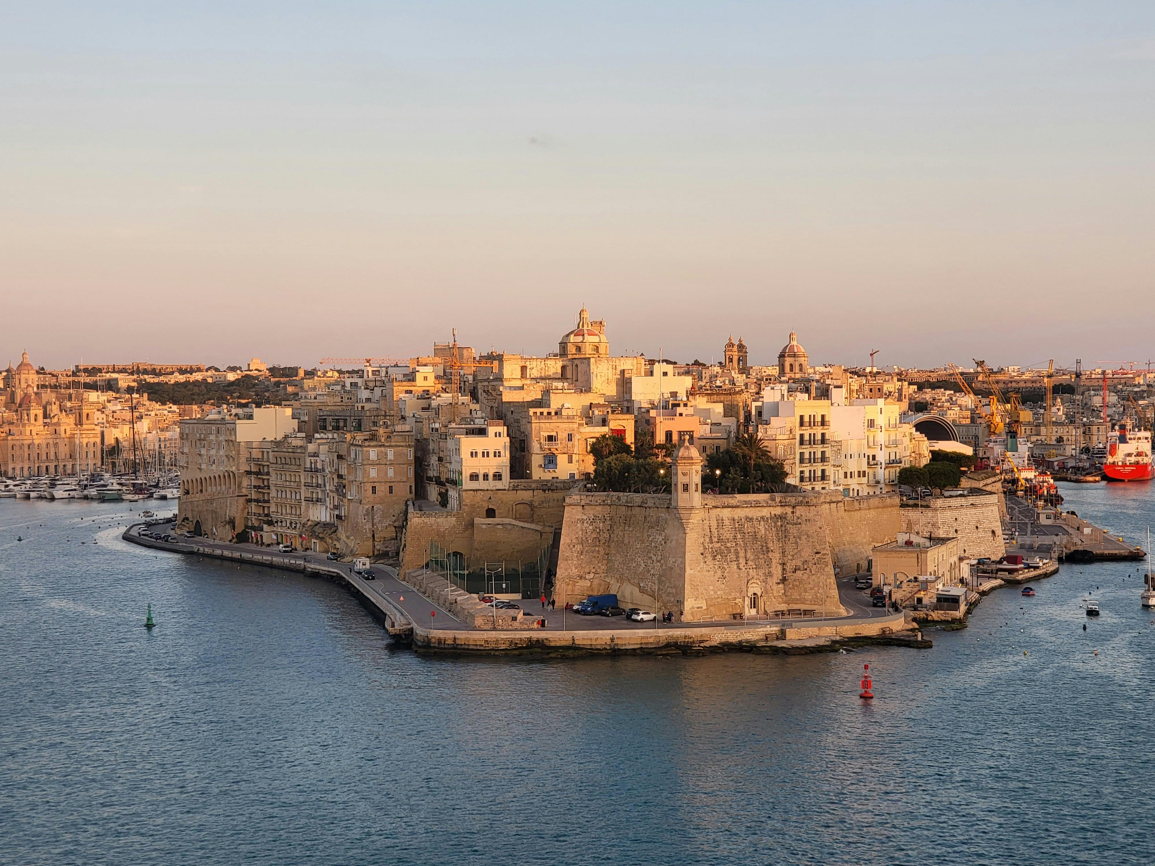 Valletas Lielais Osta Malta – panorāmas skats kreisian slava Vanilla Travel ceļojumā