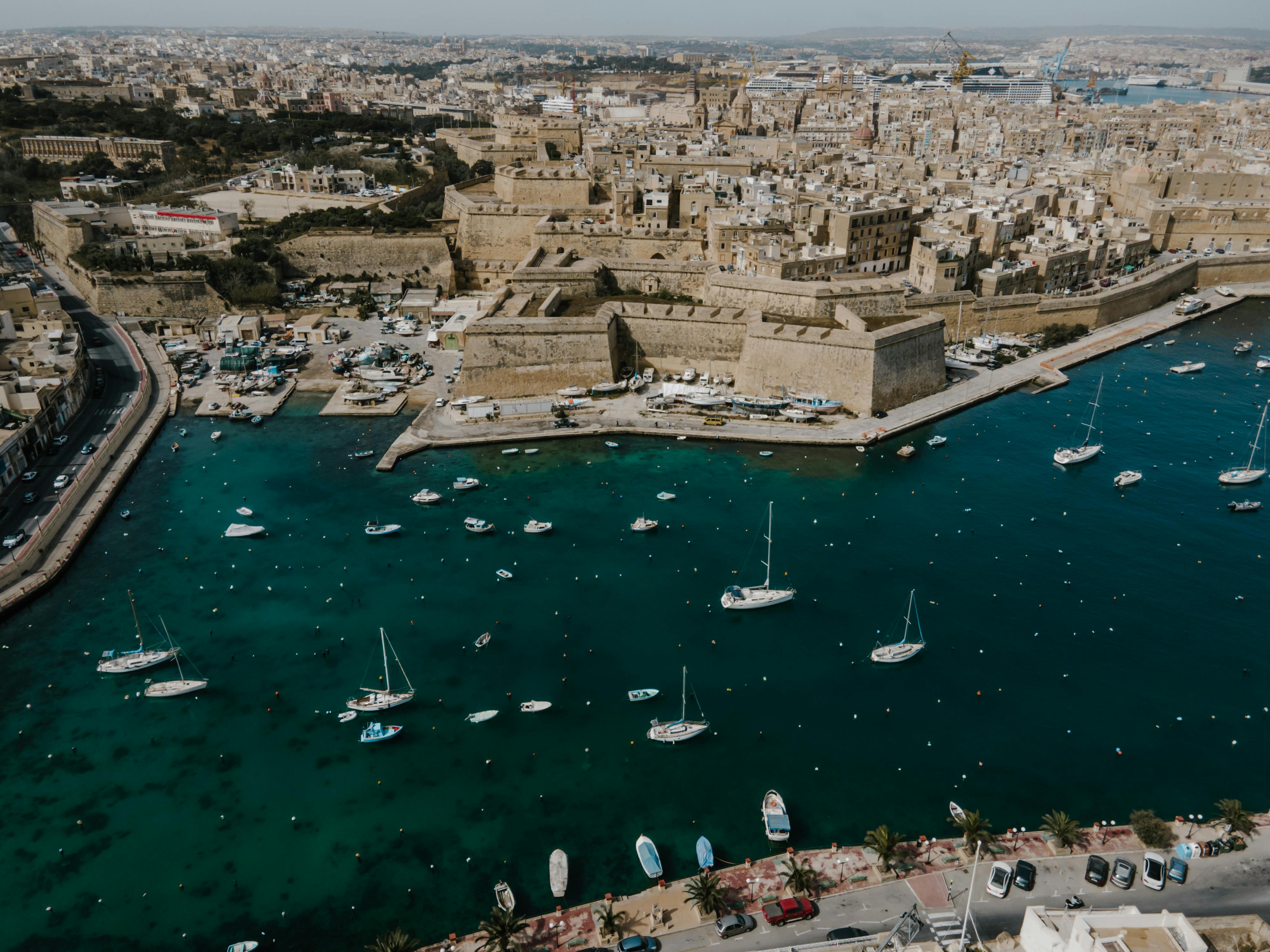Grand Harbour Maltā - iespaidīgs skats no augšas uz ostu ar Vanilla Travel