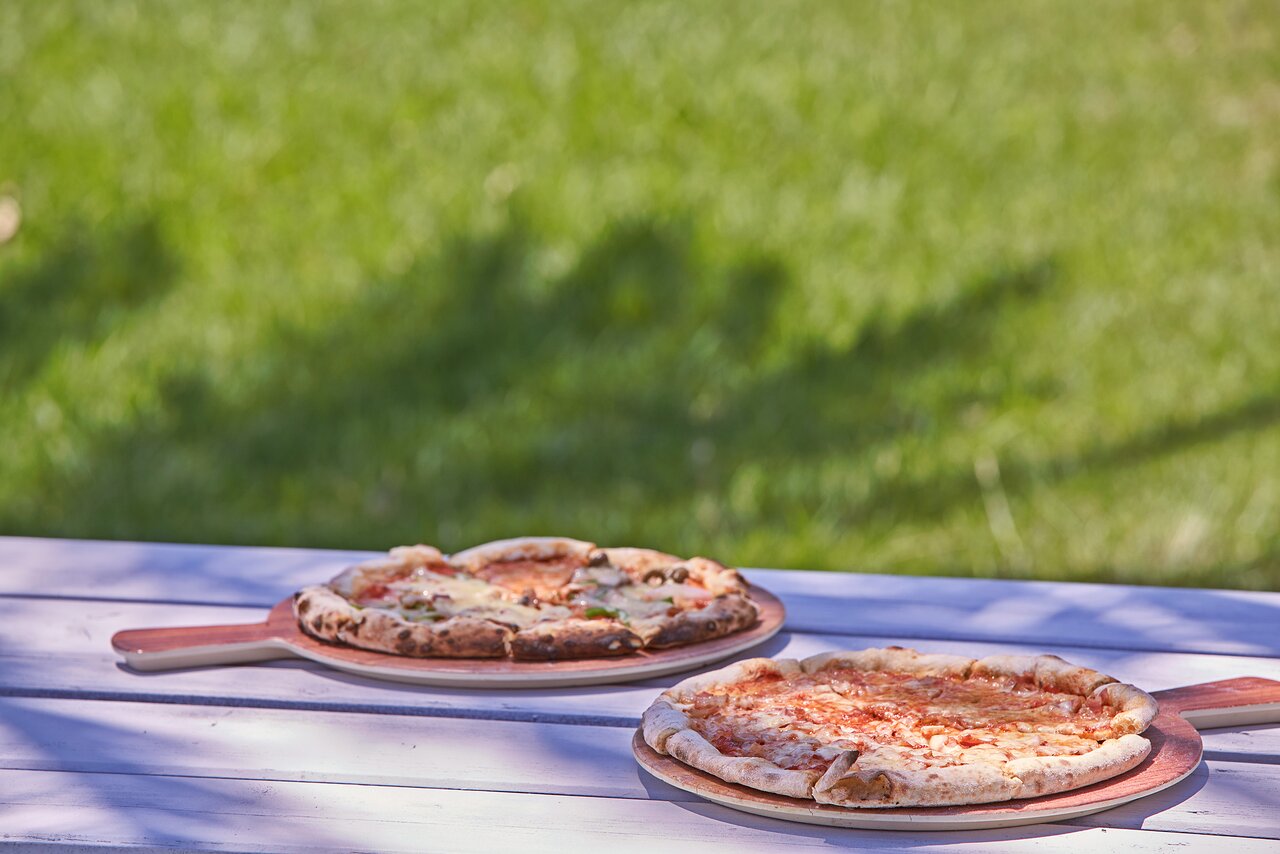 Divas picas uz galda Kiotari Miraluna Resort dārzā.