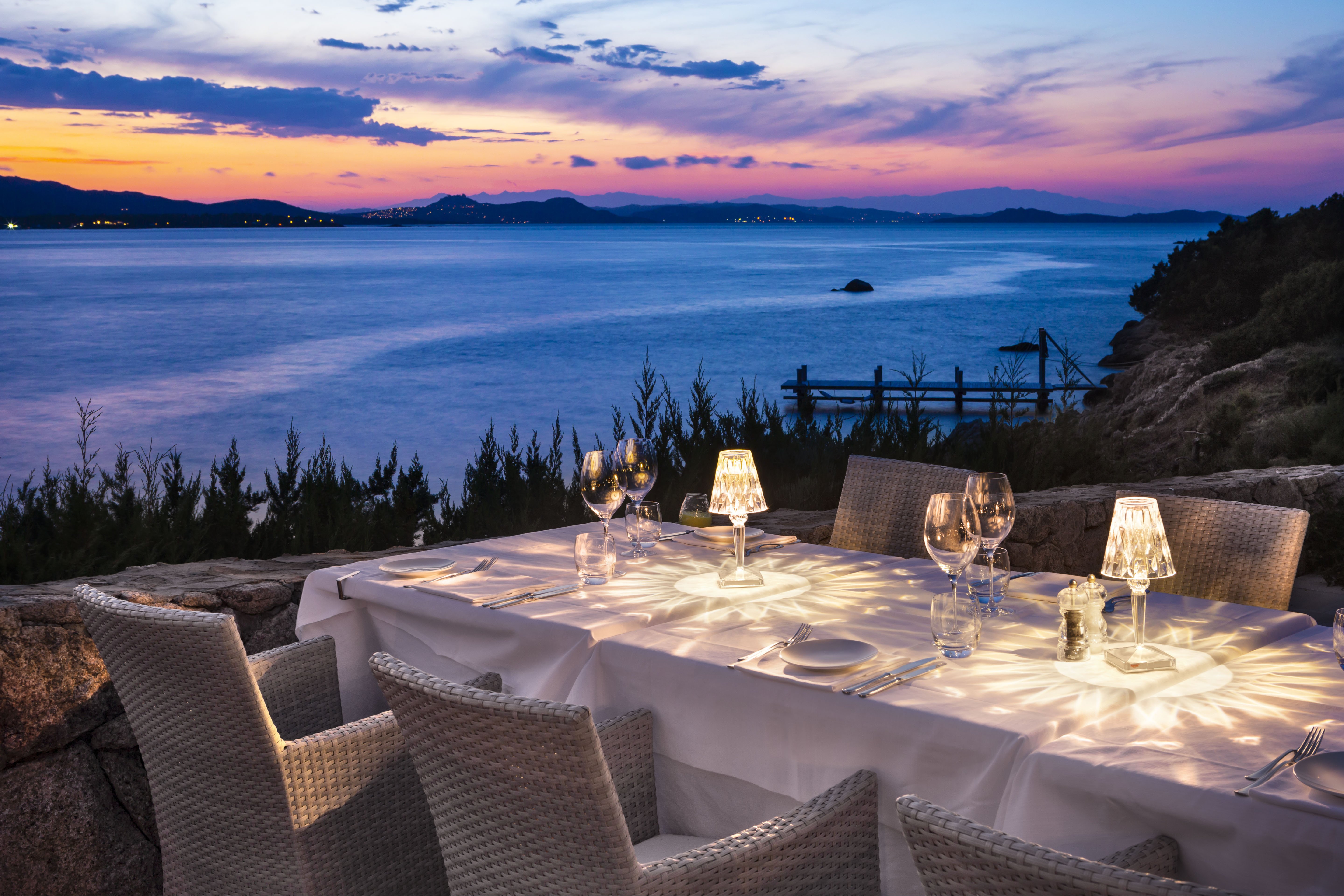 Rocca Beach restorāns Costa Smeraldā - izsmalcināta ēdināšana kruīzā ar Vanilla Travel