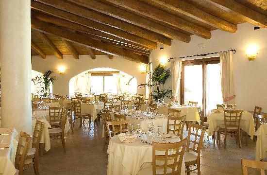 Baia del Porto restorāns ar elegantu interjeru un koka sijām.