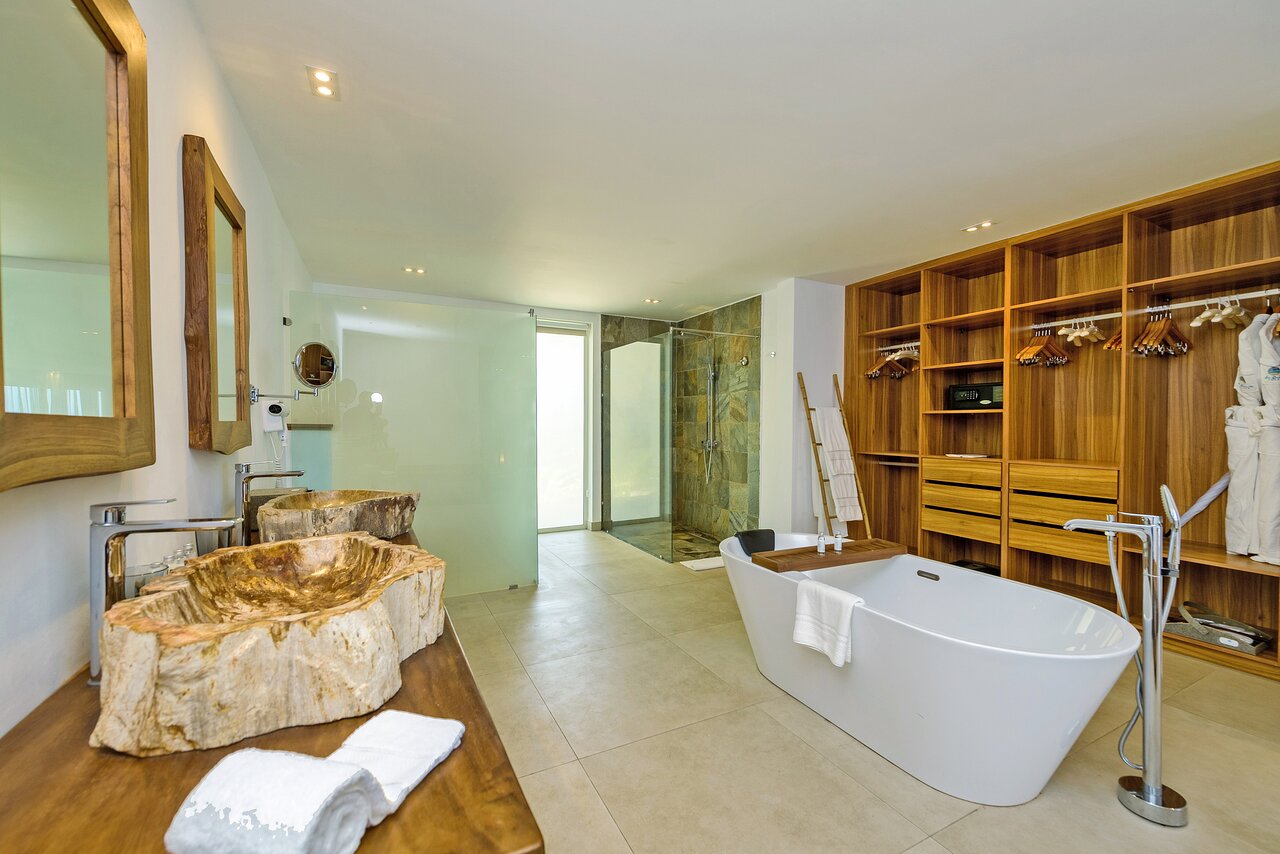 Seasense Boutique Hotel & Spa luksusa vannas istaba ar koka akcentiem.