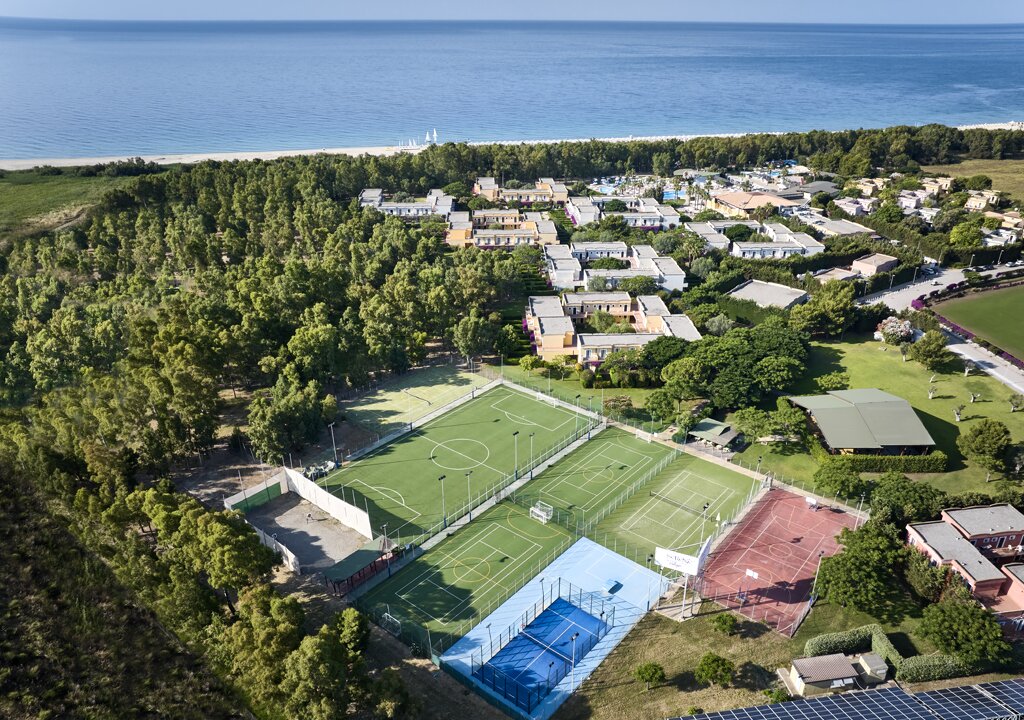 Serene Resort piekrastē ar sporta laukumiem un mežu.