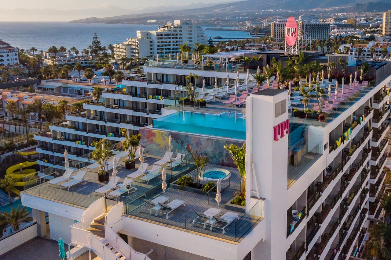 Moderns viesnīcas Bitacora skats ar baseinu un saules krēsliem uz jumta