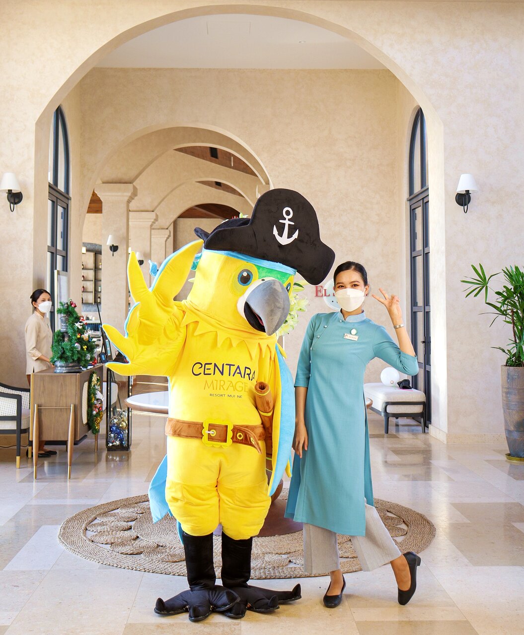 Centara Mirage Resort Mui Ne maskota un darbinieks foajē.