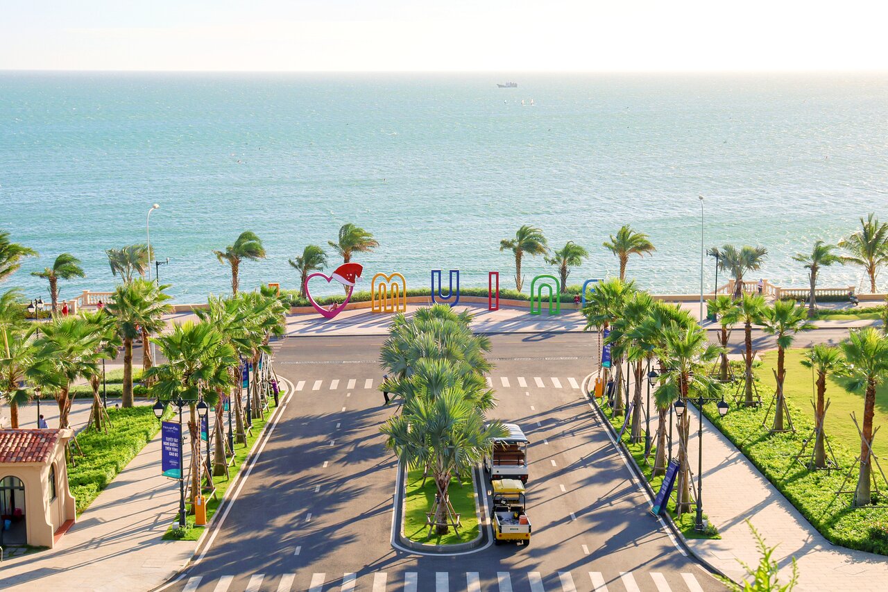 Centara Mirage Resort Mui Ne piekrastes skats ar palmu aleju