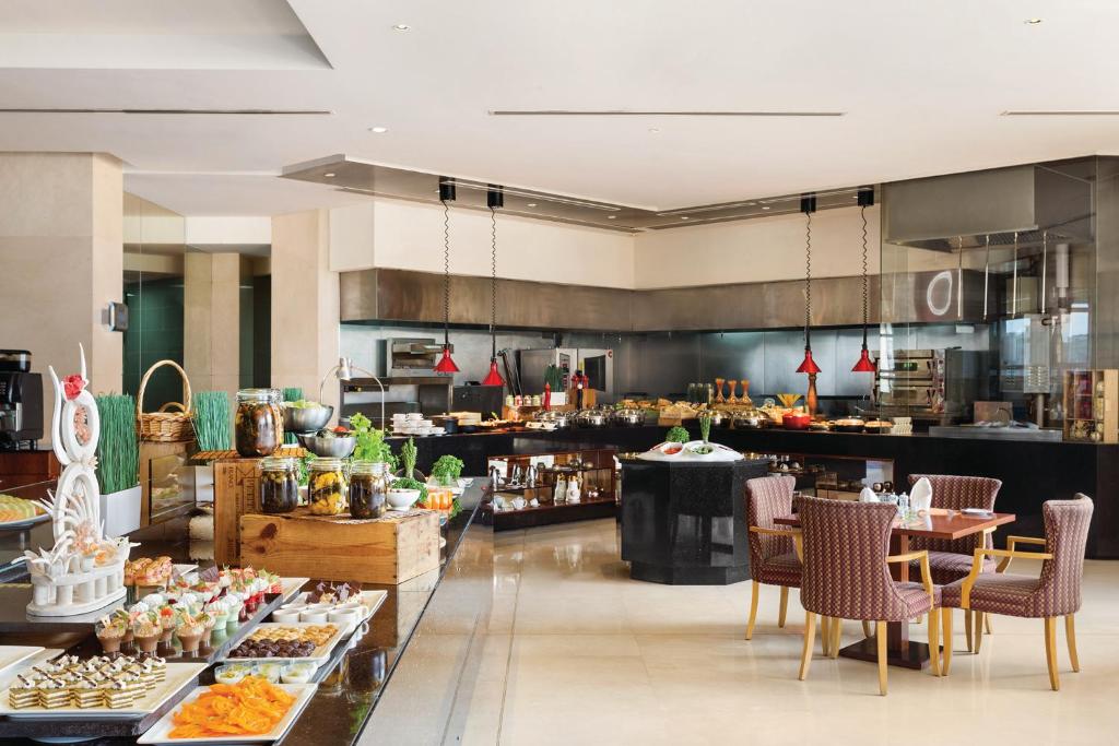 Crowne Plaza Dubai Jumeirah restorāna bufete ar dažādiem ēdieniem.