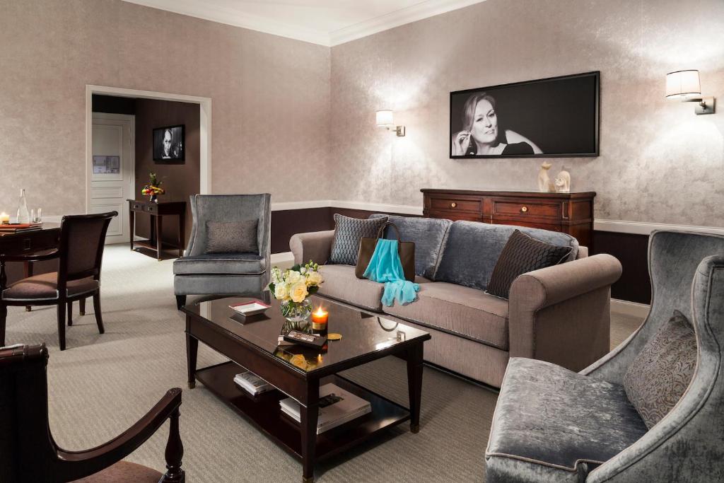 Elegants viesnīcas numurs Hôtel Barrière Le Royal Deauville ar modernu interjeru.