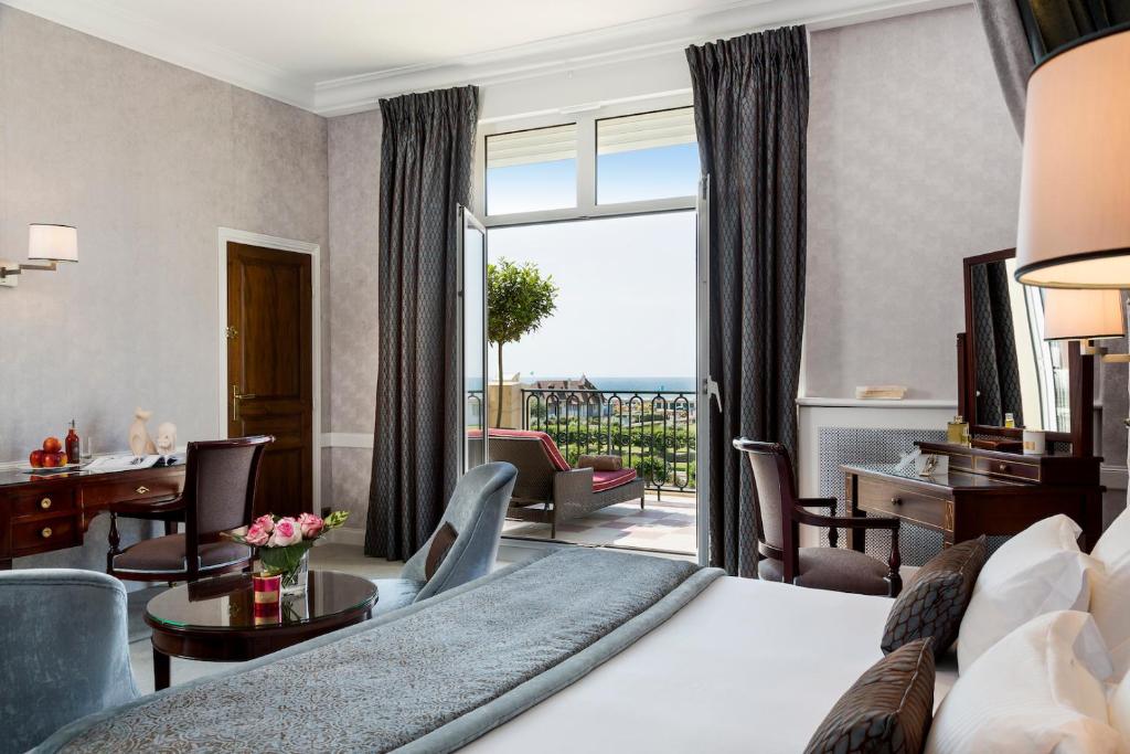 Numurs ar skatu uz jūru viesnīcā Hôtel Barrière Le Royal Deauville.