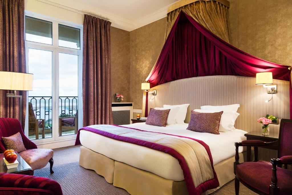 Elegants numurs ar skatu uz piekrasti Hôtel Barrière Le Royal Deauville