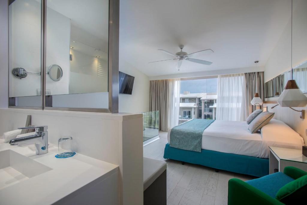 Mūsdienīgs viesnīcas numurs ar gaisīgu interjeru, ērtu gultu un skatu uz ārpusi. Iekļautas vannas istabas iekārtas un televizors.