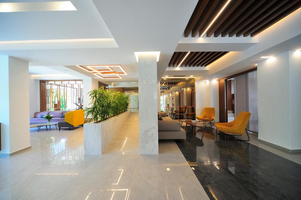 Mūsdienīgs un elegants vestibils Atrium Ambiance Hotel ar komfortablām mēbelēm.