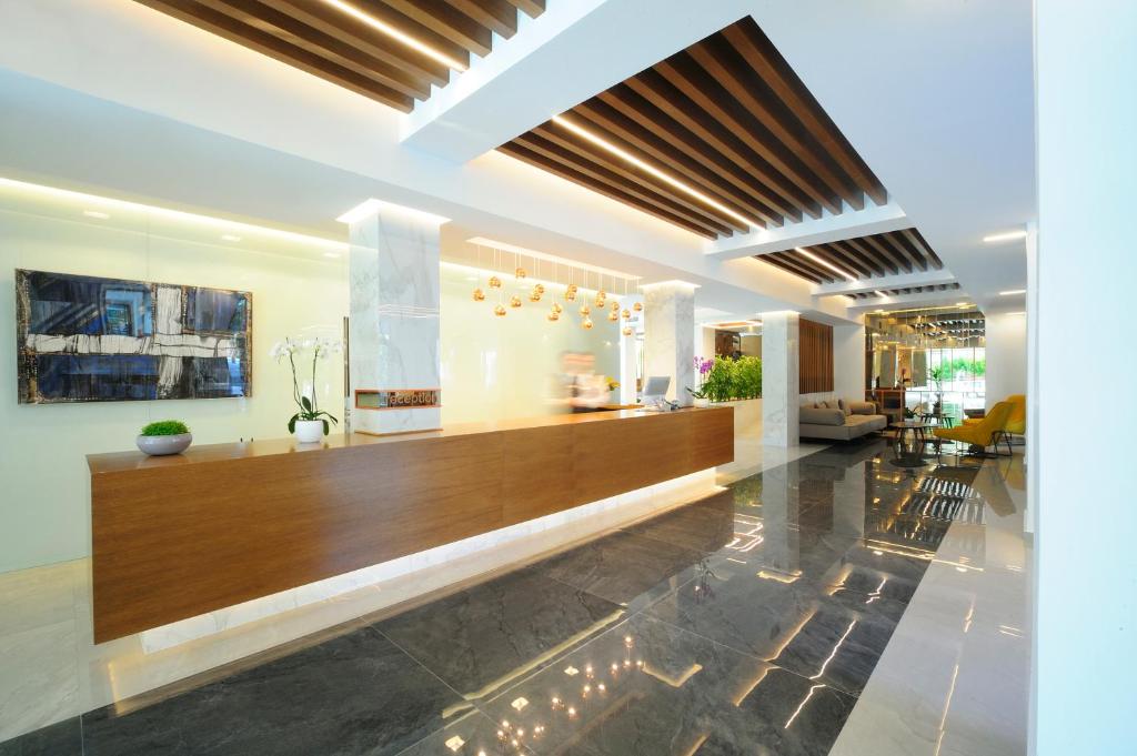 Mūsdienīgs reģistratūras galds Atrium Ambiance Hotel ar elegantu apdari