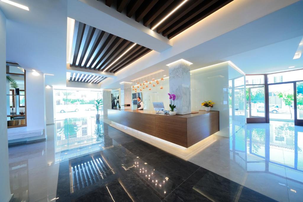 Moderna recepcija Atrium Ambiance Hotel ar elegantu dizainu un plašu telpu.