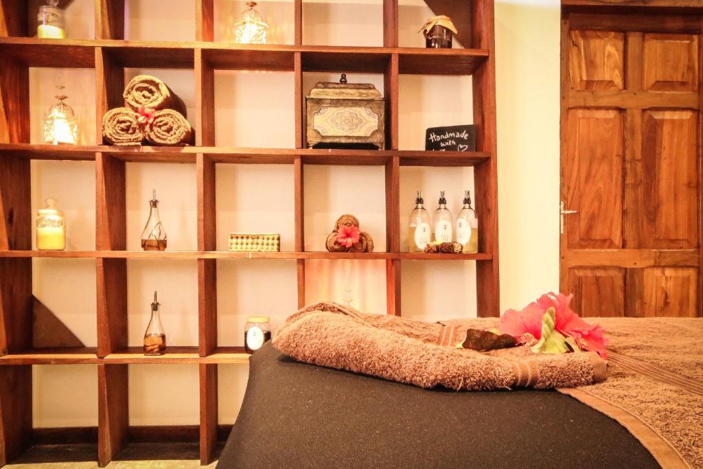 Spa telpa Spice Island Hotel & Resort ar dvieļiem un dekorācijām.