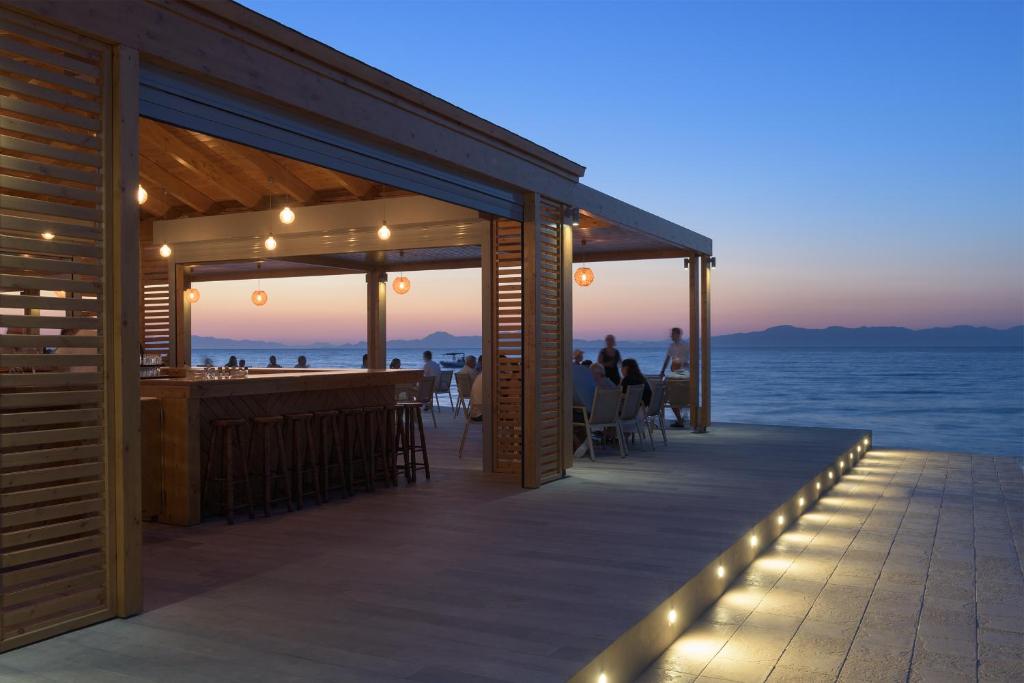 Pludmales kafejnīca ar koka konstrukciju un mūsdienīgu apgaismojumu, kas piedāvā brīnišķīgu skatu uz jūru un saulrietu. Ideāla vieta relaksācijai un vakara pasākumiem.