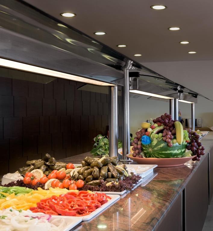 Svaigu dārzeņu un augļu bufete ar krāsainiem salātiem un dekoratīvām augļu kompozīcijām. Ideāli piemērota veselīga dzīvesveida piekritējiem.