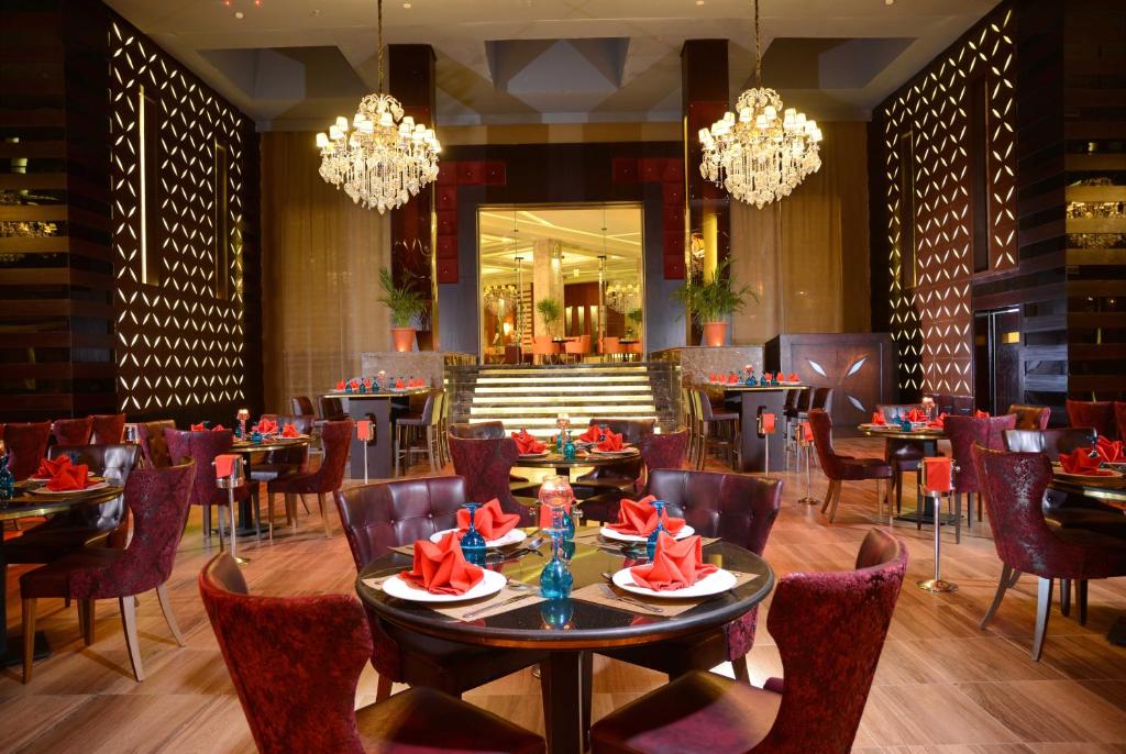 Eleganta restorāna iekārtojums Albatros White Beach Resort ar krāšņām lampām.