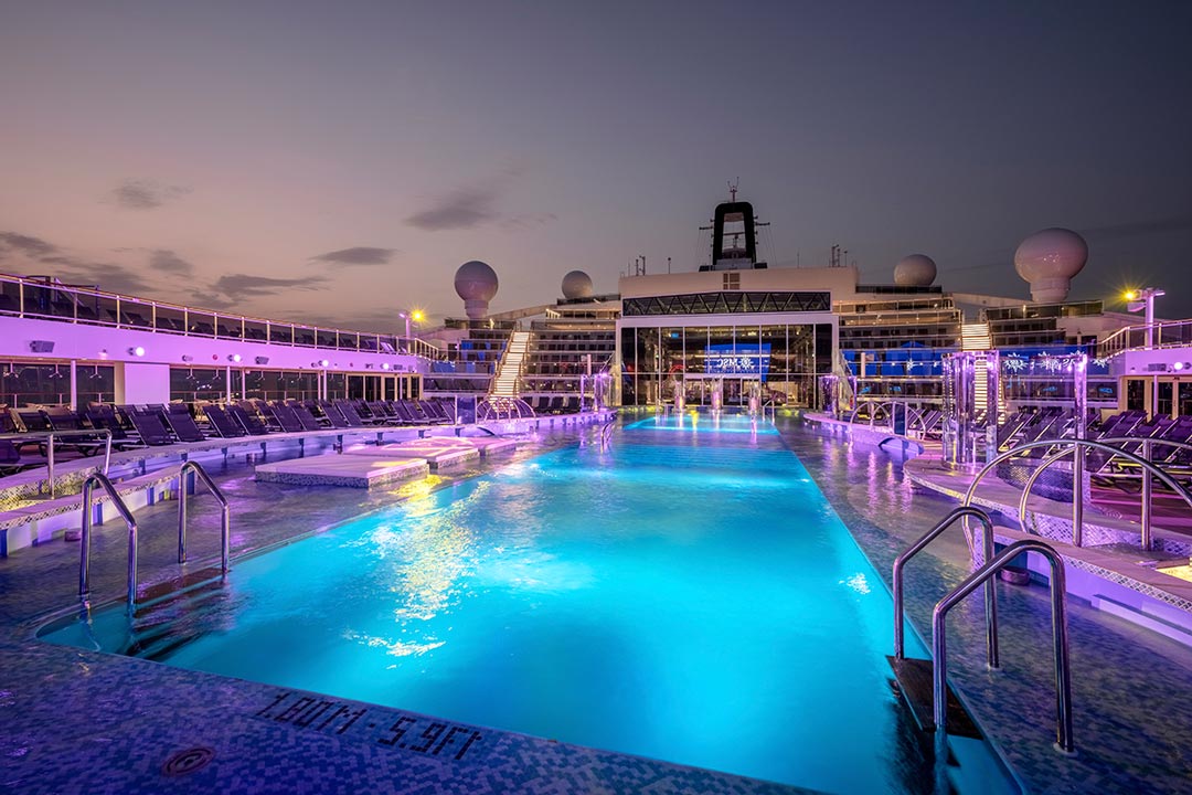 MSC World Europa baseinsaugsne - saulrieta skati uz kuģa Vanilla Travel kruīzā