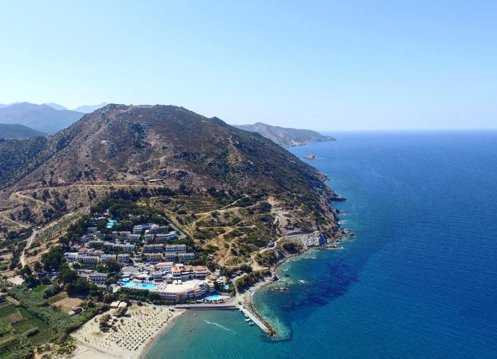 Fodele Beach & Water Park Resort piekrastes skats ar kalniem fona