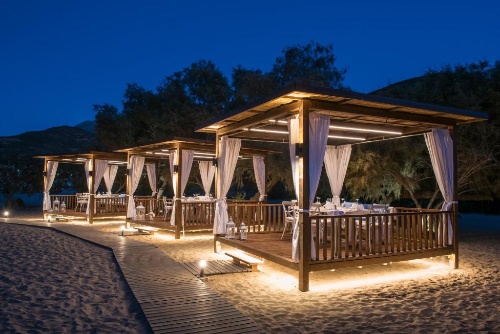 Romantiska ēdamzāles paviljoni piekrastē Fodele Beach & Water Park Resort