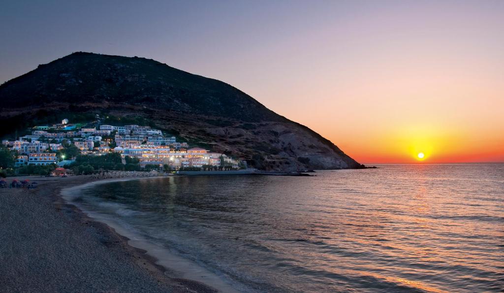 Fodele Beach & Water Park Resort piekrastes skats ar saulrietu