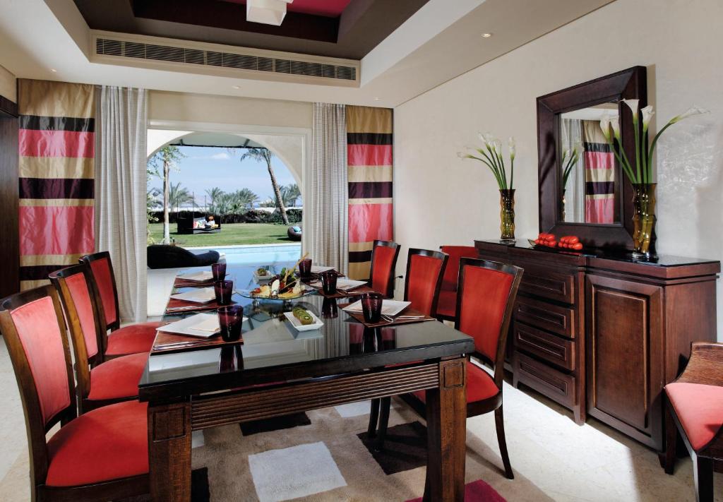 Elegantais ēdamistabas dizains Grand Rotana Resort & Spa, ar skatu uz dārzu.