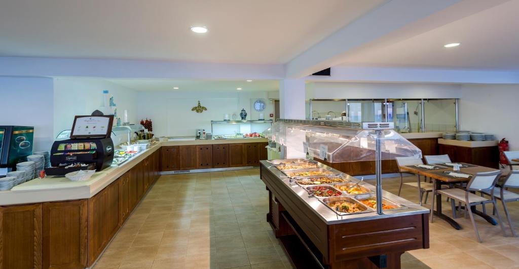 Viesnīcas Dessole Malia Beach bufete ar dažādiem ēdieniem un dzērieniem.