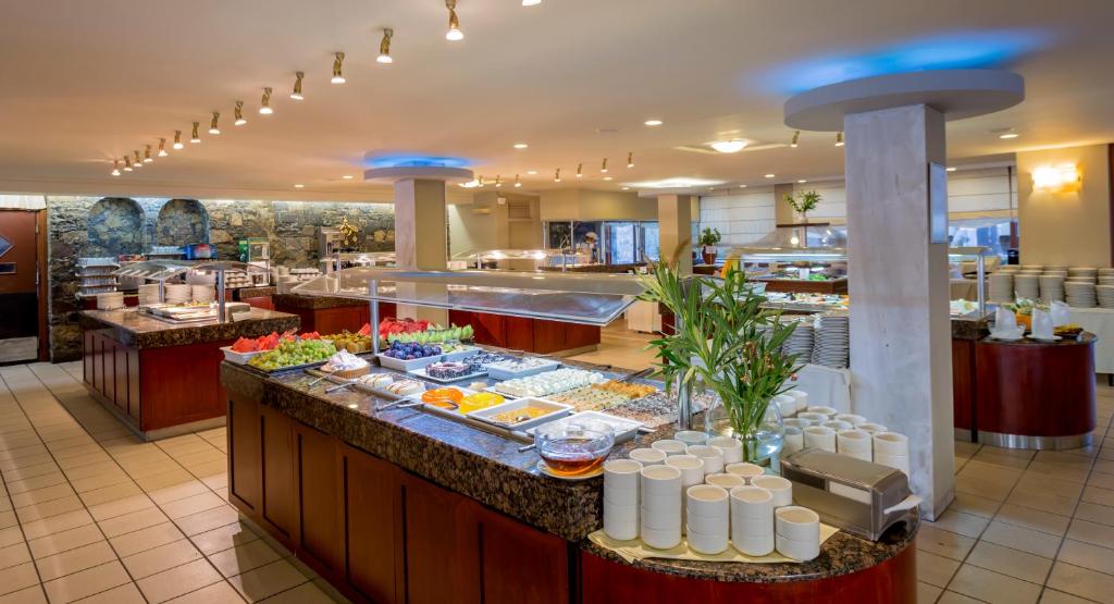 Viesnīcas Dessole Malia Beach bufete ar plašu ēdienu izvēli