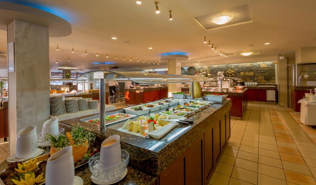 Lieliska bufete ar dažādiem ēdieniem viesnīcā Dessole Malia Beach