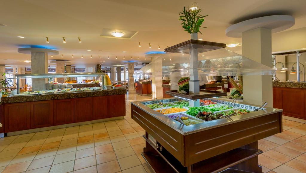 Svaigu salātu bufete viesnīcā Dessole Malia Beach