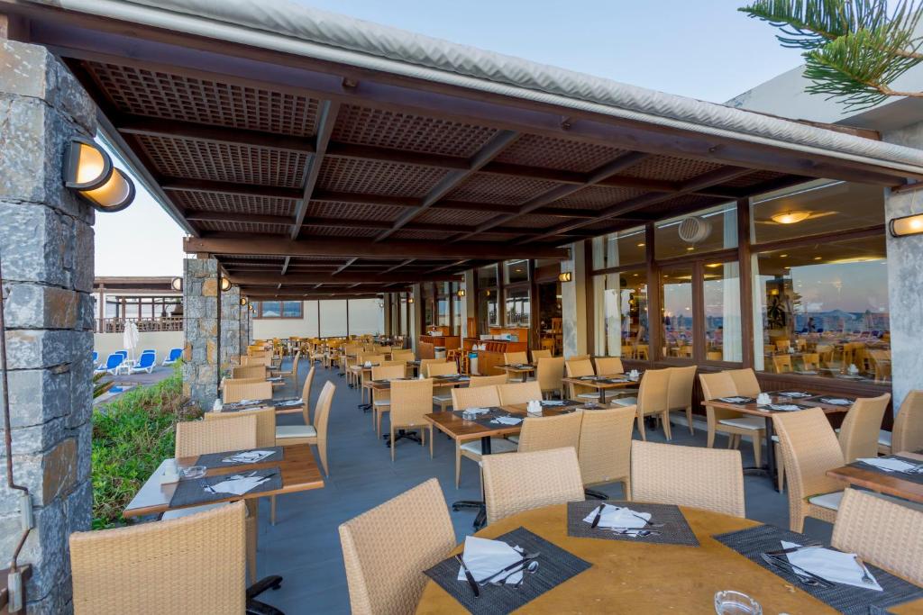 Restorāns piekrastē ar ēdamgaldiem un ērtām krēslām, Dessole Malia Beach