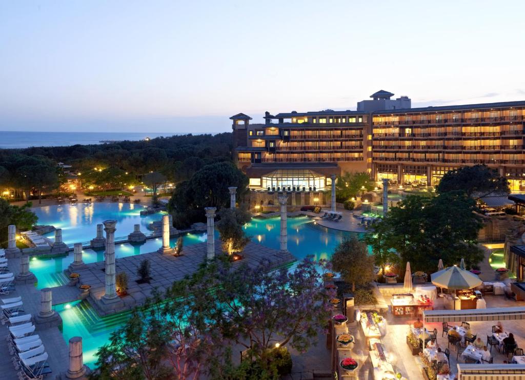 Xanadu Resort Hotel piekrastes baseini ar apgaismojumu saulrieta laikā.