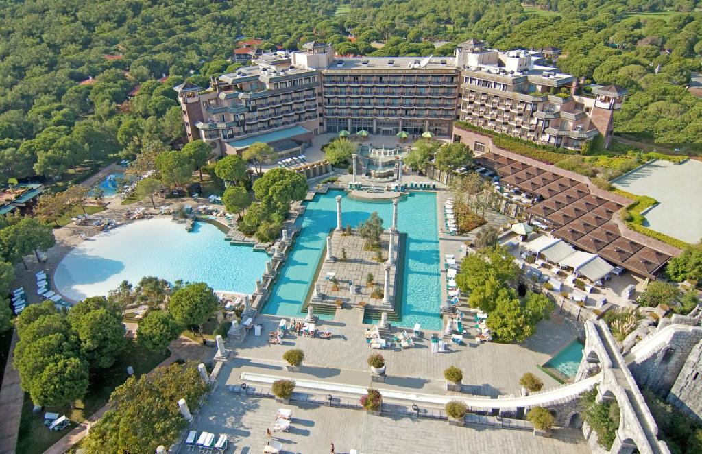 Xanadu Resort Hotel ar baseiniem un zaļumiem apkārt.