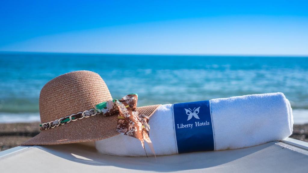 Vasaras cepure un dvielis piekrastē pie Liberty Hotels Lara