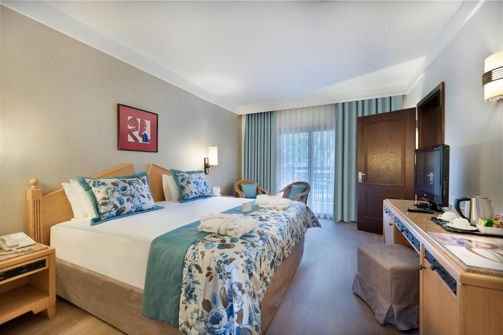 Mūsdienīgs numurs Xanadu Resort Hotel ar ziedu motīvu gultām.