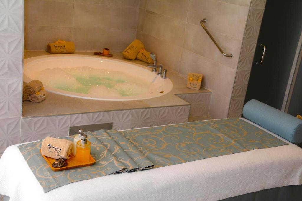 Relaksējoša spa telpa ar burbuļu vannu, masāžas galdu un aromātiskajiem eļļām. Ideāla vieta atpūtai un labsajūtai.