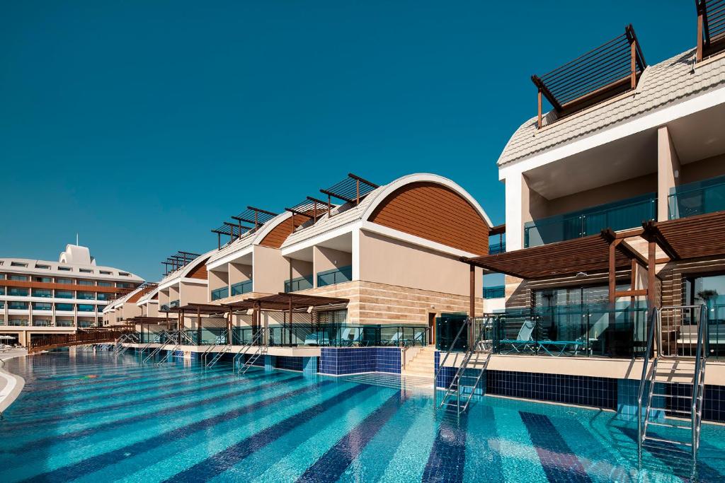 Viesnīca Magic Life Jacaranda ar baseinu un numuriem piekrastē.